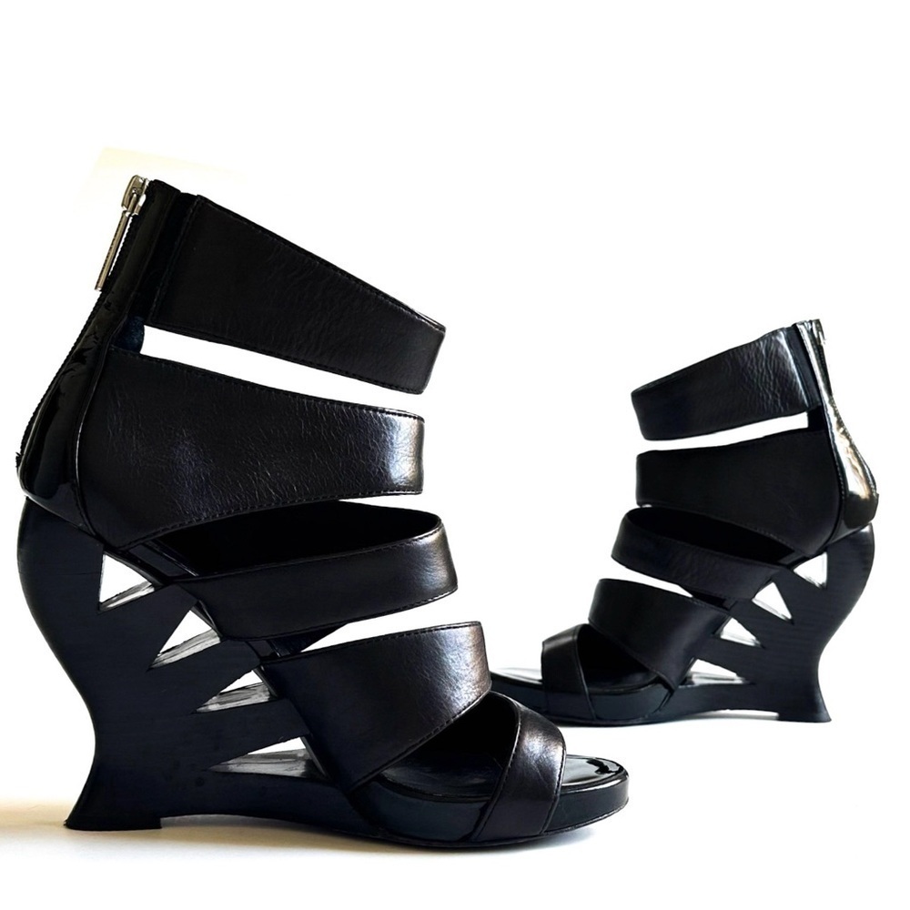 Donald J. Pliner Abstract Art Heeled Black Wedge Sandal. Logo Zipper Heel 7.5
